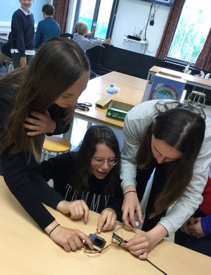 Leerlingen assembleren een fijnstofmeter